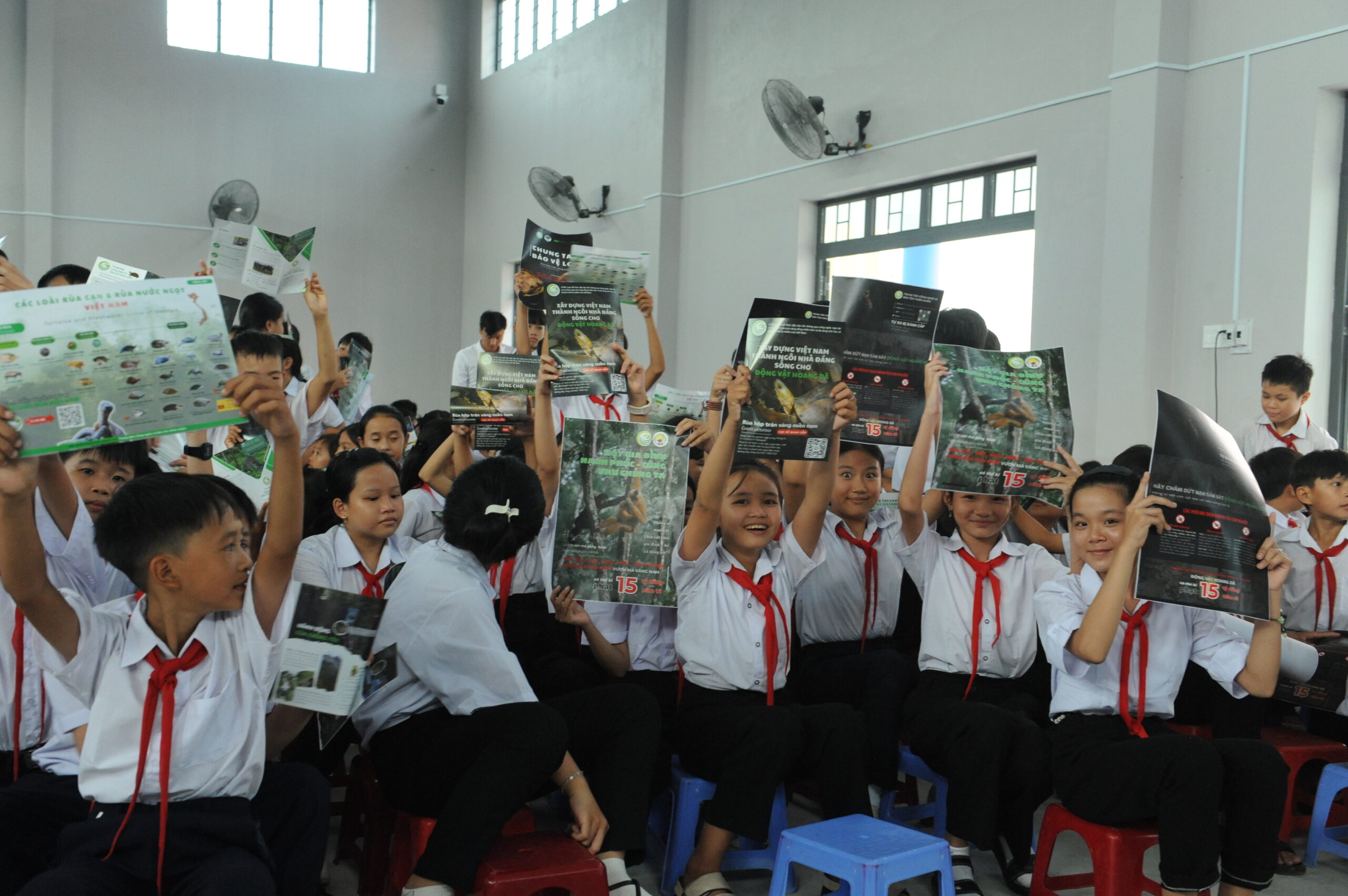 Học sinh tham gia hoạt động tuyên truyền bảo vệ Rùa hộp trán vàng miền Nam.